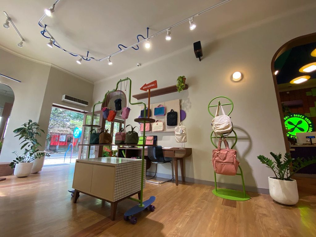 Mampir ke Toko Exsport Bandung, Ini Alamatnya 3 Temukan beragam koleksi tas di Exsport Store Bandung.